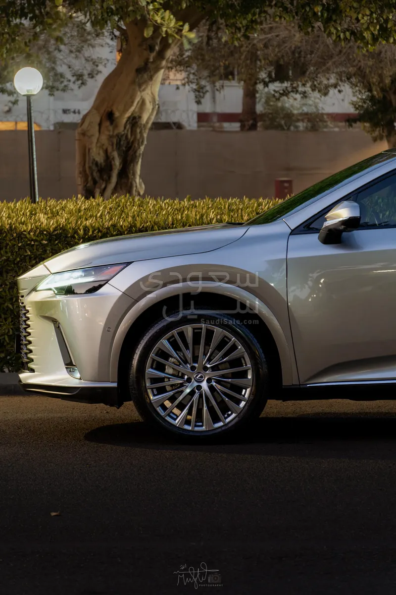 2024 لكزس أر إكس 350