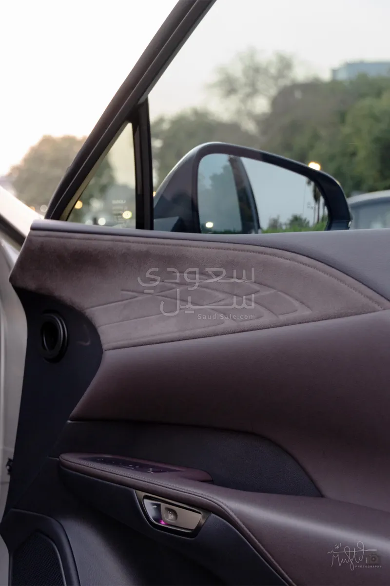 2024 لكزس أر إكس 350