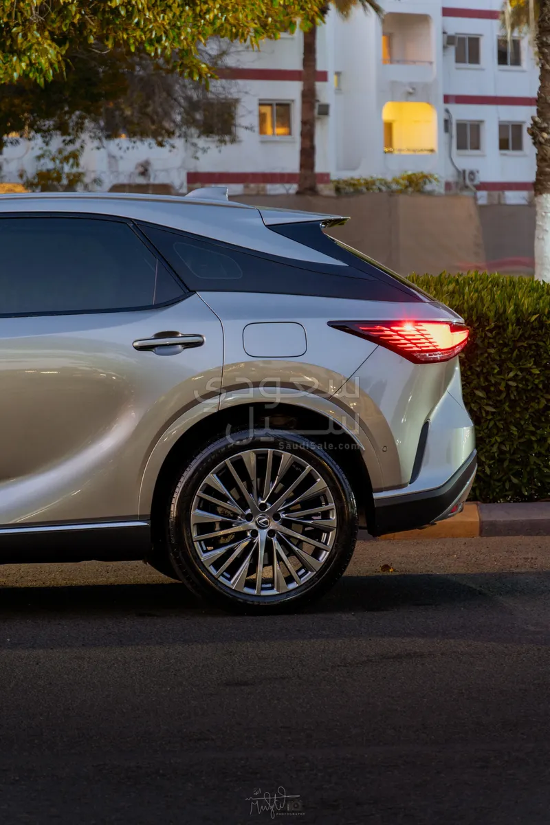 2024 لكزس أر إكس 350