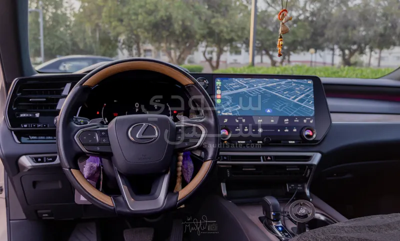 2024 لكزس أر إكس 350