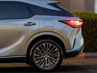 2024 لكزس أر إكس 350