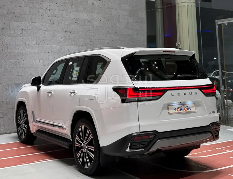 2024 لكزس إل إكس 600