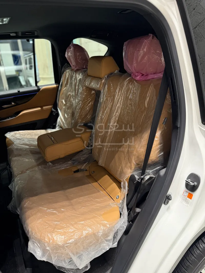 2024 لكزس إل إكس 600