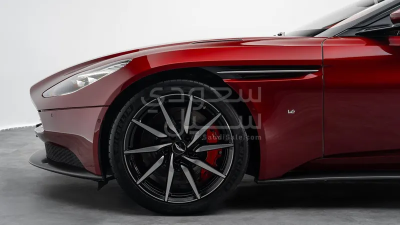 2018 استون مارتن دي بي 11