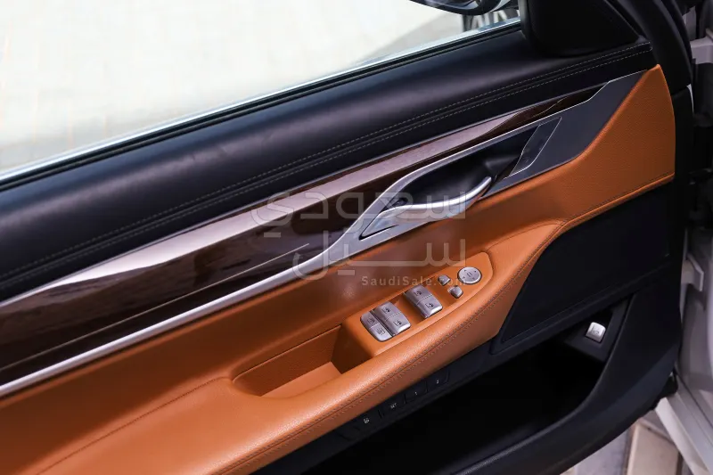 2020 بي ام دبليو الفئة السابعة 730 إل أي