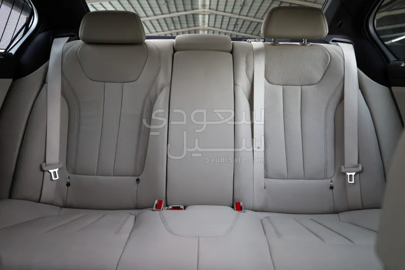 2020 بي ام دبليو الفئة السابعة 730 إل أي