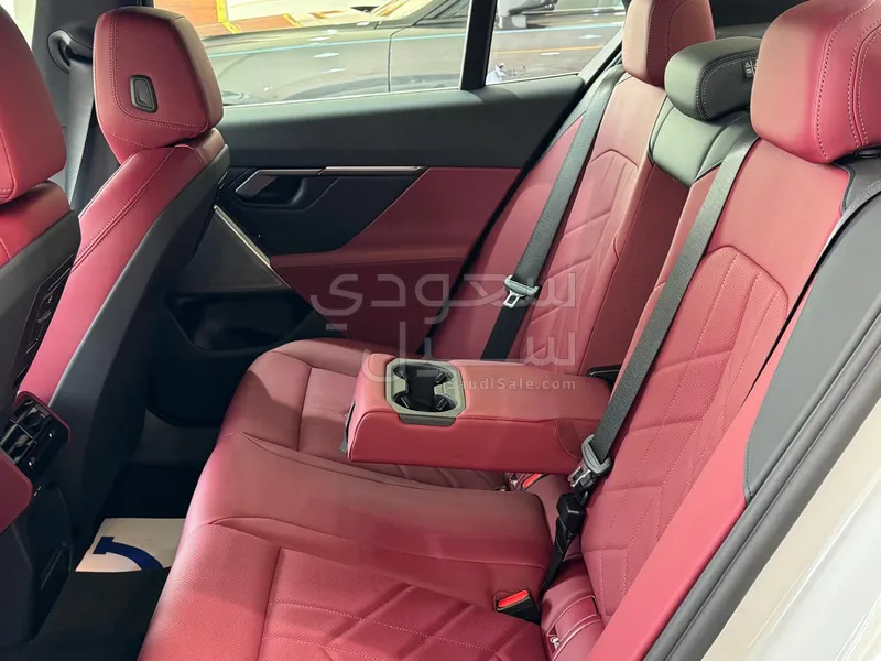 2025 بي ام دبليو الفئة الخامسة 520 أي