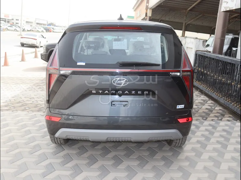 2025 هيونداي ستاريا