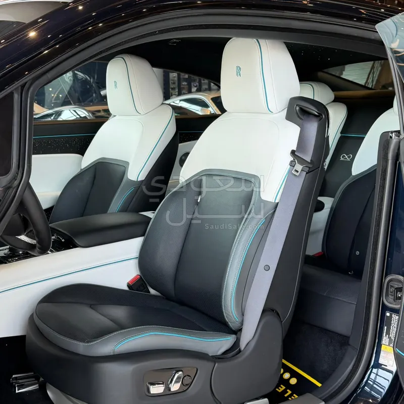 2025 رولز رويس سبيكتر بلاك بادج