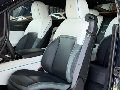 2025 رولز رويس سبيكتر بلاك بادج