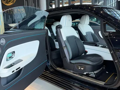 2025 رولز رويس سبيكتر بلاك بادج