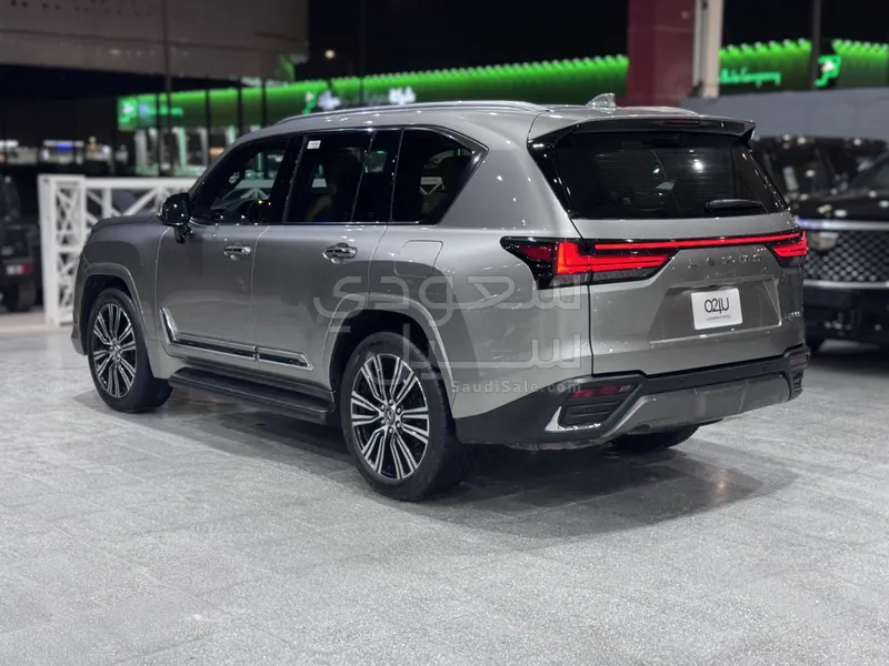 2025 لكزس إل إكس 600