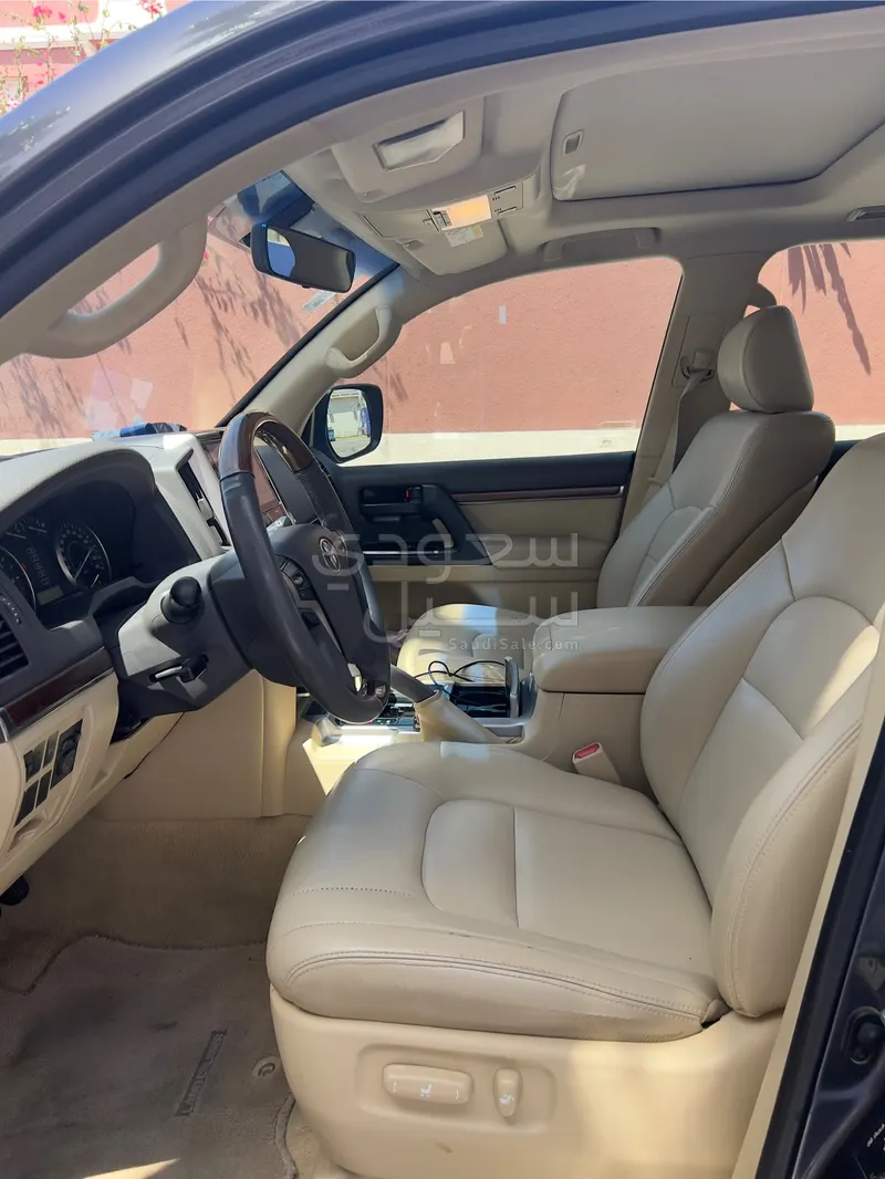 2016 تويوتا لاند كروزر جي اكس ار