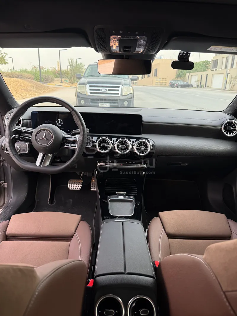 2025 مرسيدس - بنز سي إل أي 200
