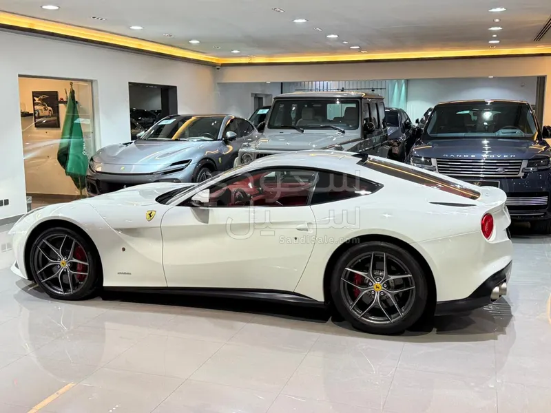 2016 فيراري اف 12 بيرلينيتا