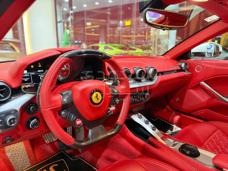 2016 فيراري اف 12 بيرلينيتا