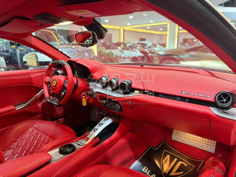 2016 فيراري اف 12 بيرلينيتا