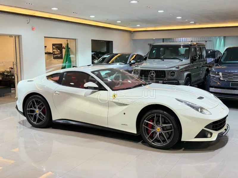 2016 فيراري اف 12 بيرلينيتا