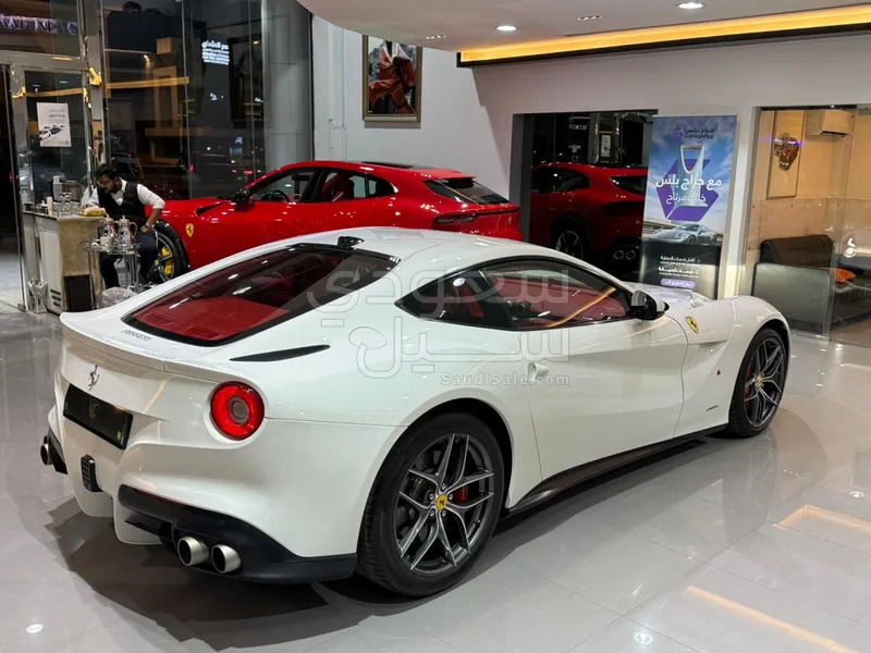 2016 فيراري اف 12 بيرلينيتا