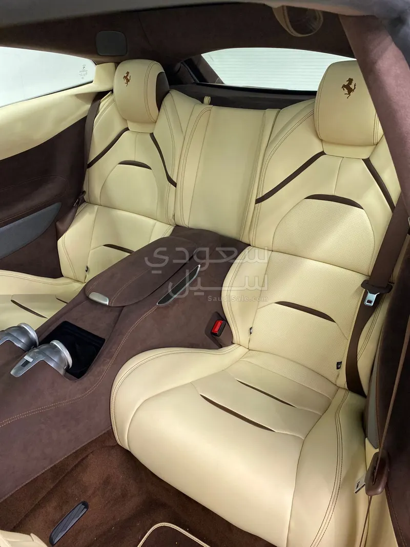 2017 فيراري جي تي سي 4 لوسو