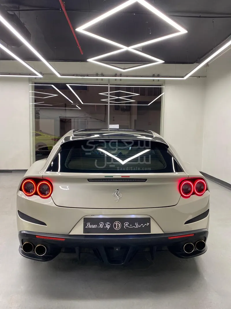 2017 فيراري جي تي سي 4 لوسو