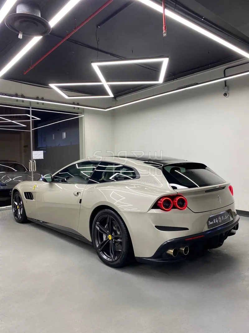 2017 فيراري جي تي سي 4 لوسو