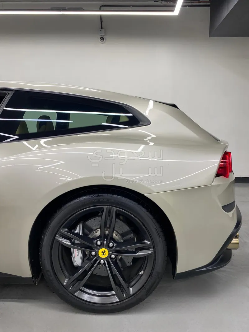 2017 فيراري جي تي سي 4 لوسو