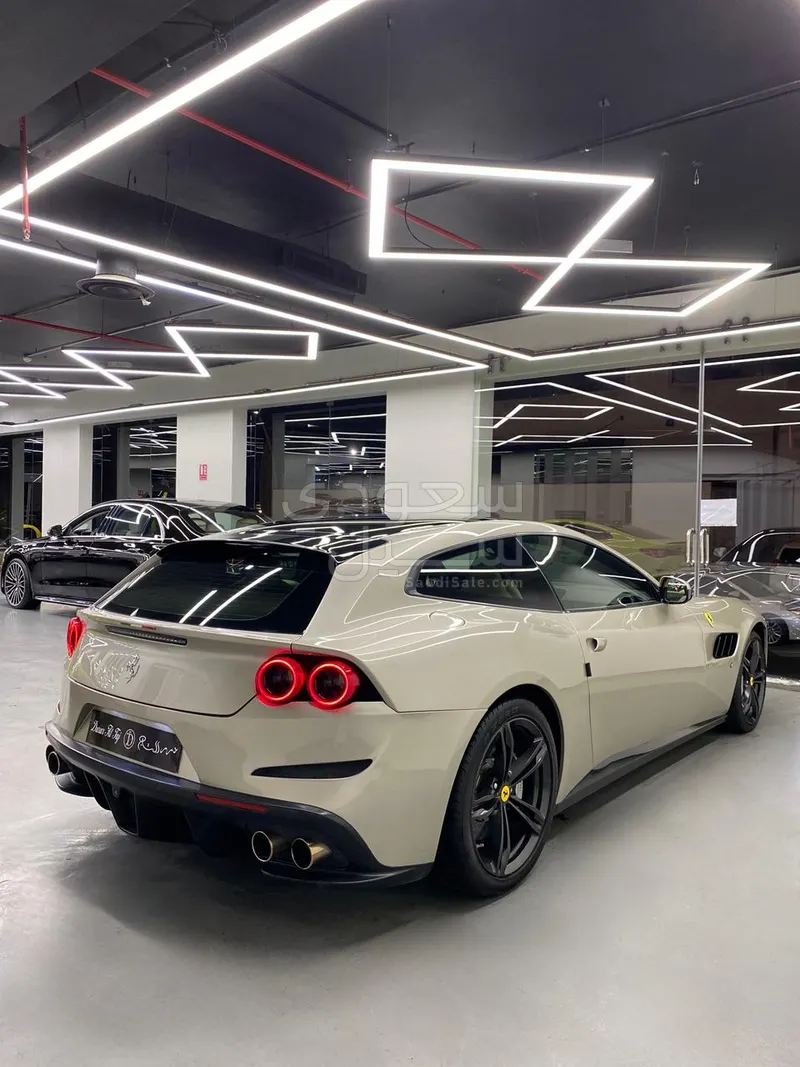 2017 فيراري جي تي سي 4 لوسو