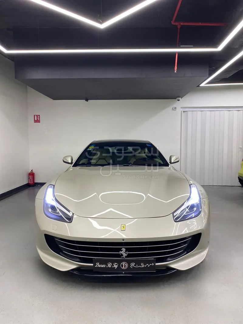 2017 فيراري جي تي سي 4 لوسو