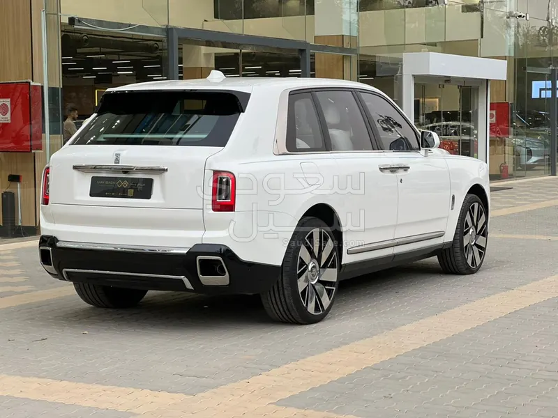 2023 رولز رويس كولينان سلفر بادج