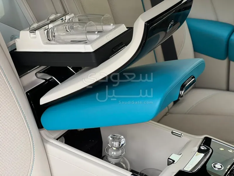 2023 رولز رويس كولينان سلفر بادج