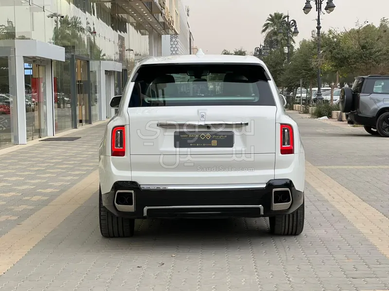 2023 رولز رويس كولينان سلفر بادج