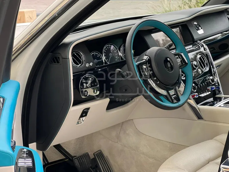 2023 رولز رويس كولينان سلفر بادج