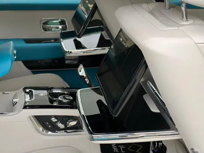 2023 رولز رويس كولينان سلفر بادج