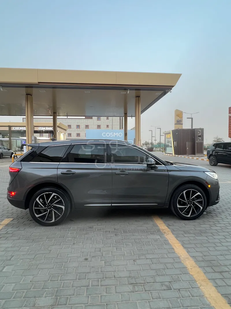 2023 لنكولن كورسير