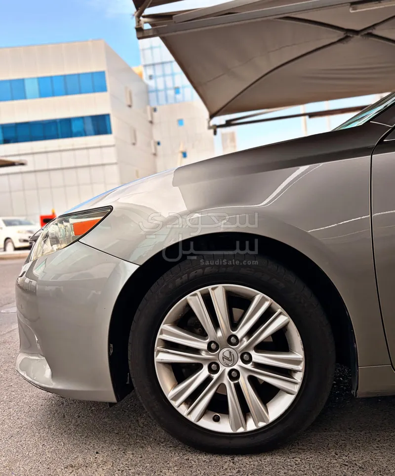 2015 لكزس إي إس 250