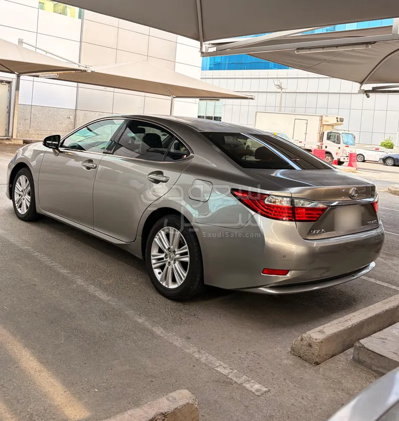 2015 لكزس إي إس 250