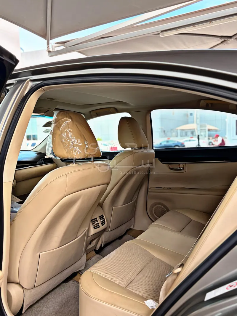 2015 لكزس إي إس 250