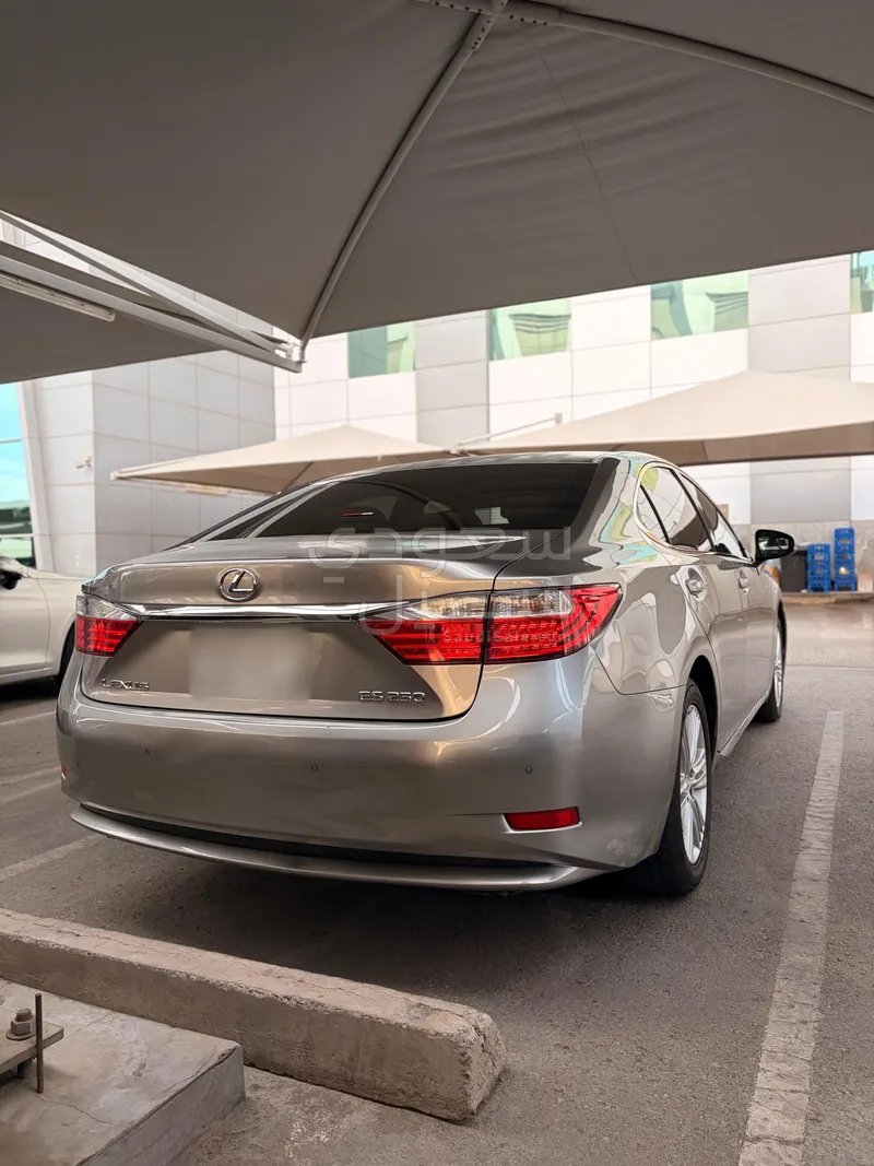 2015 لكزس إي إس 250