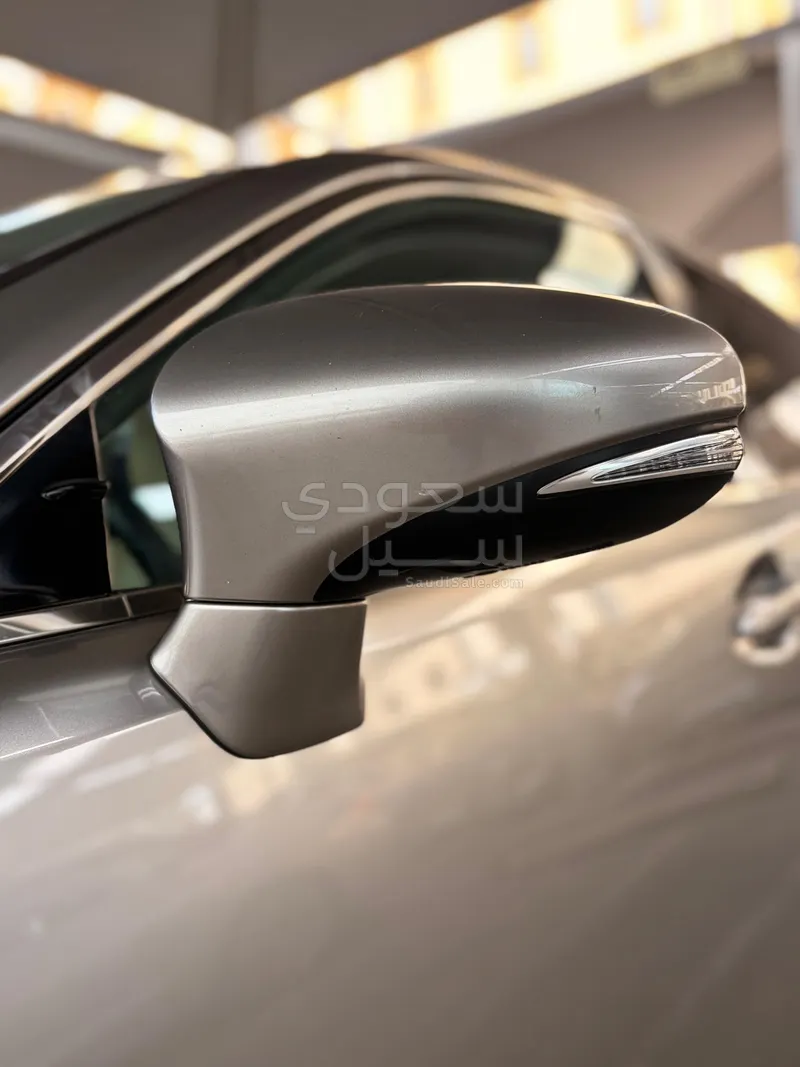 2015 لكزس إي إس 250