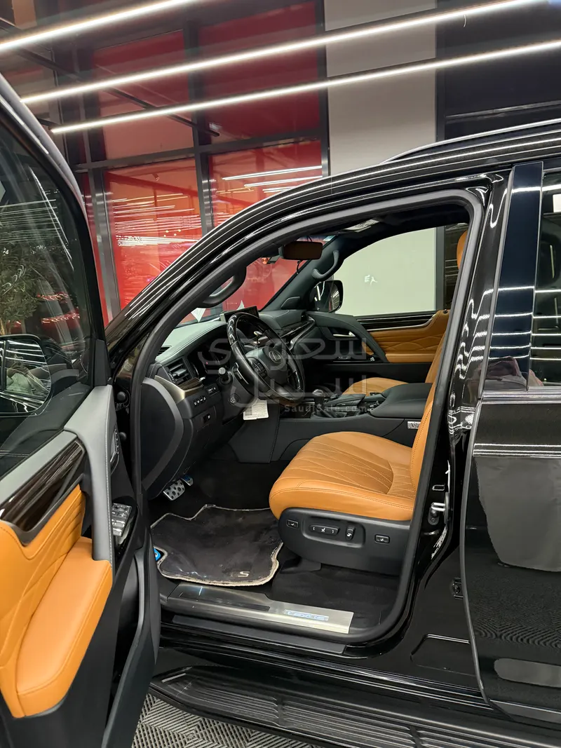 2021 لكزس إل إكس 570