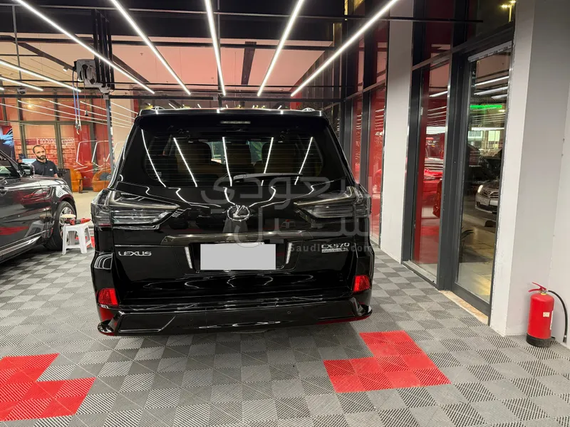 2021 لكزس إل إكس 570