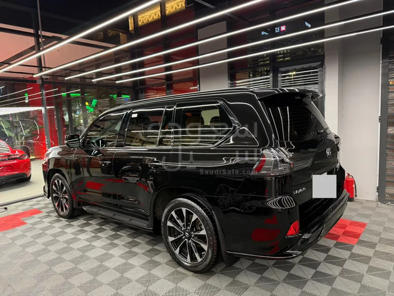 2021 لكزس إل إكس 570