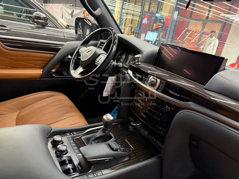 2021 لكزس إل إكس 570