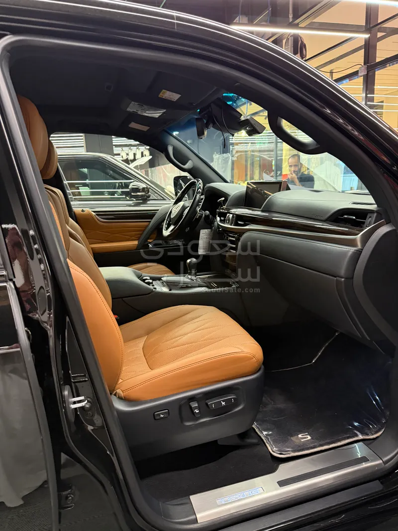 2021 لكزس إل إكس 570