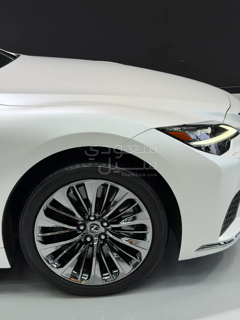 2022 لكزس إل إس 500