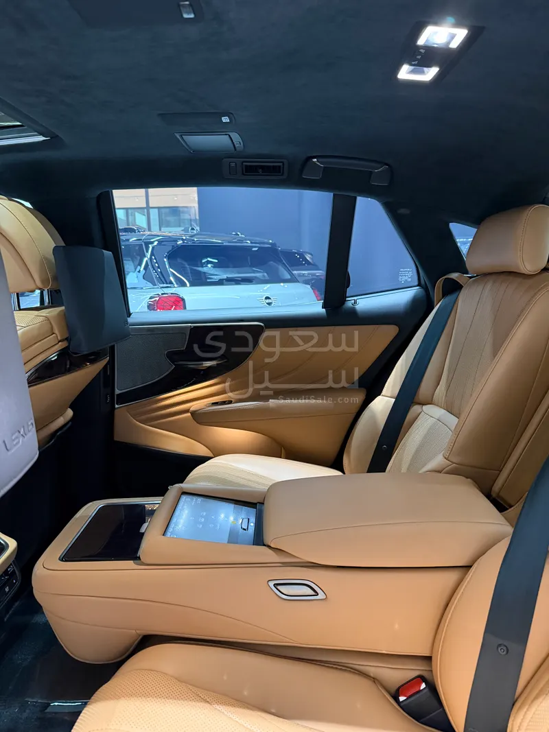 2022 لكزس إل إس 500