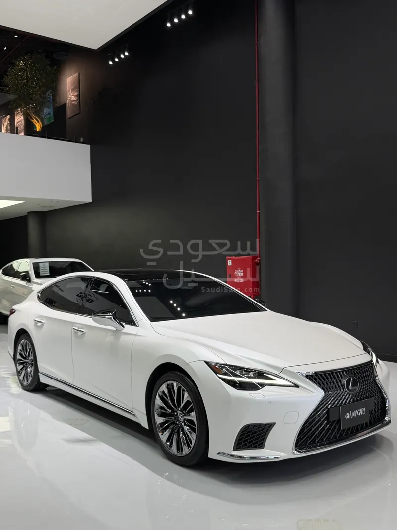 2022 لكزس إل إس 500