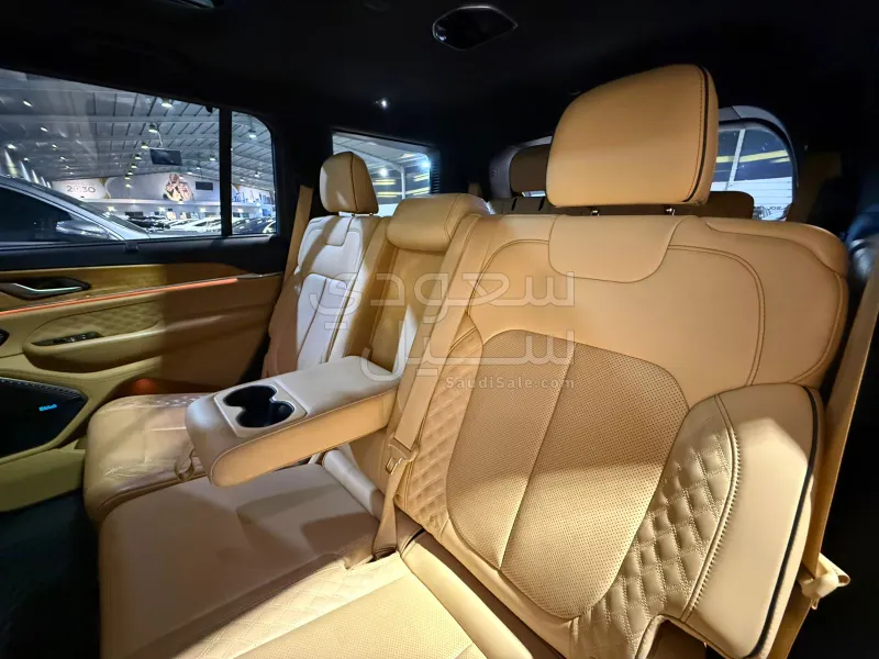 2022 جييب جراند شيروكي ساميت