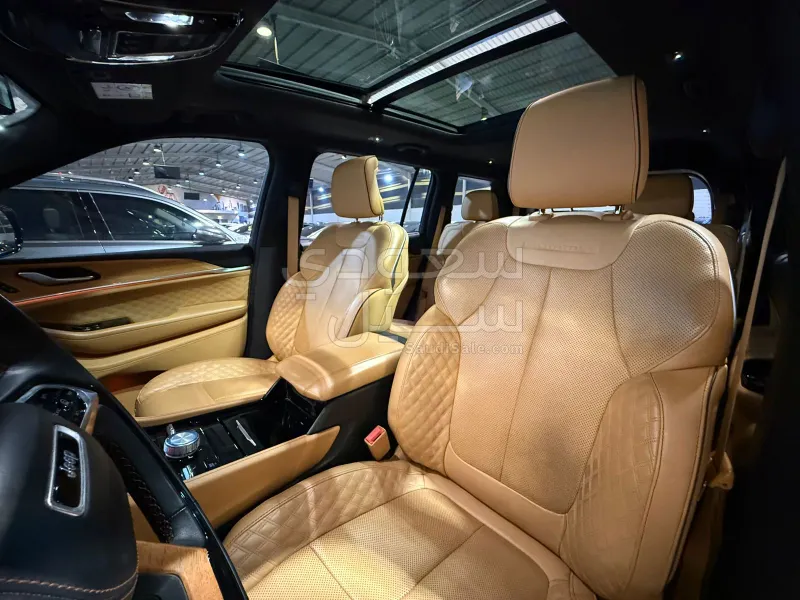 2022 جييب جراند شيروكي ساميت